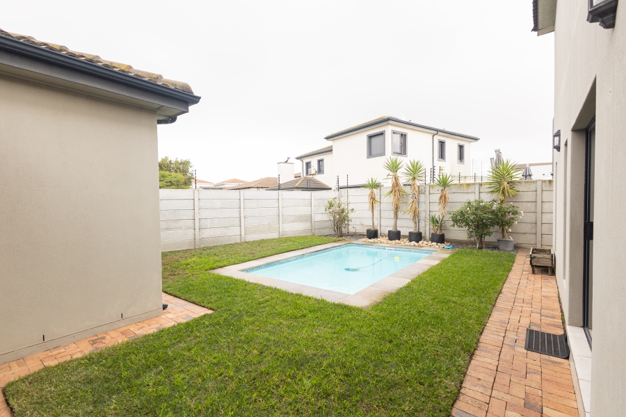 6 Bedroom Property for Sale in Parklands North Western Cape